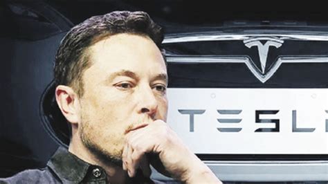 Elon Musk supervisando la línea de producción de Tesla