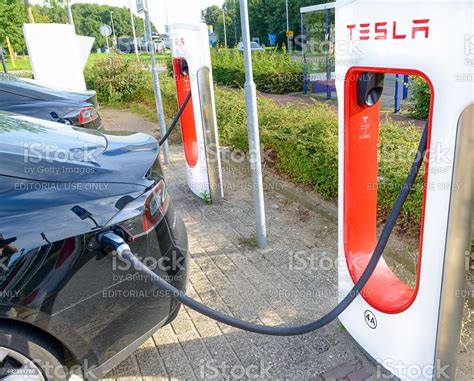 Vista aérea de un Model 3 cargando en un Supercharger de Tesla