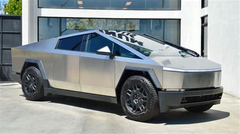Tesla Cybertruck en un entorno urbano futurista
