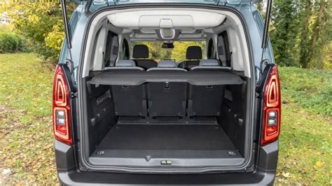 Citroën Berlingo Multispace maletero abierto con alfombrilla