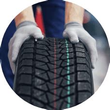 Variedad de neumáticos en exposición en Norauto