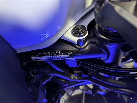 Fotografía de una pipa de dirección de motocicleta con el número de bastidor visible