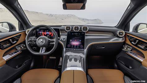 Interior de un Mercedes-Benz GLC 250 mostrando el salpicadero y los asientos de cuero
