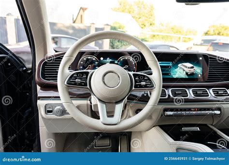 Interior de un coche moderno con tomas USB y sin toma de mechero