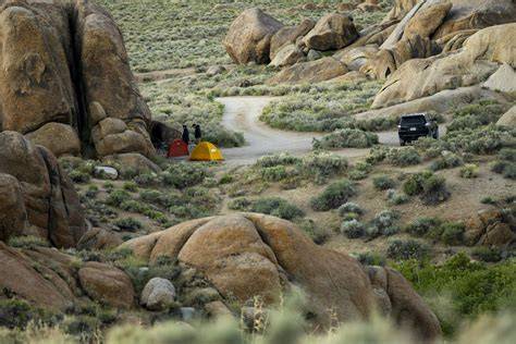 Un todoterreno clásico en un paisaje rocoso