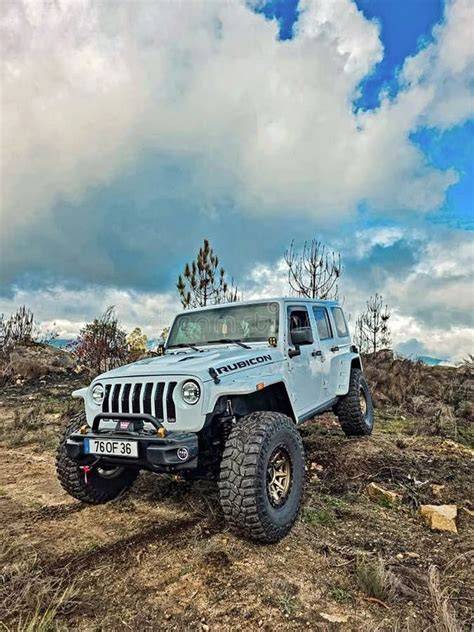 Un Jeep Wrangler Rubicon superando un obstáculo rocoso