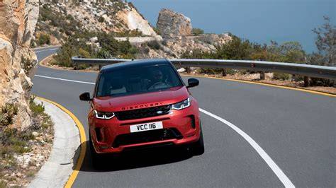 Un Land Rover Discovery circulando por un camino embarrado