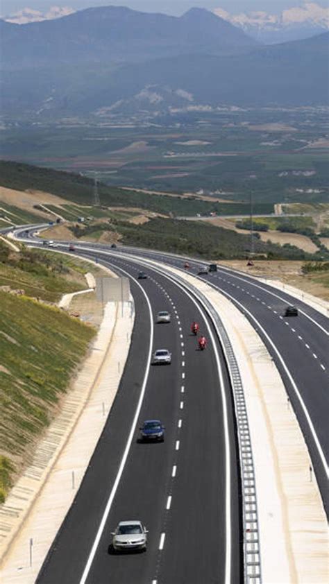 Fotografía de un tramo de la Autovía del Pirineo con montañas al fondo