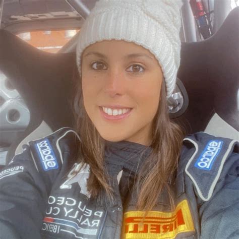 Coral Barroso en un coche de rally