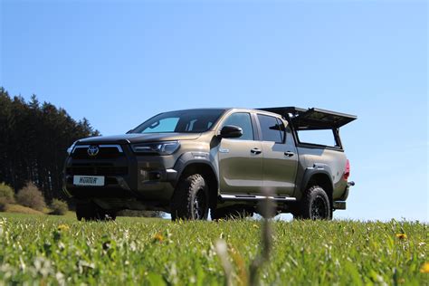 Toyota Hilux Invincible en un camino de tierra