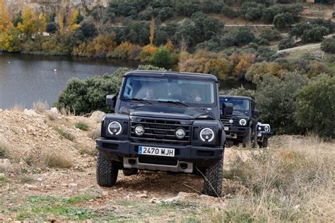 Un conductor experimentado guiando un 4x4 sobre rocas