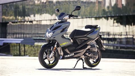 Yamaha Aerox 4T scooter deportivo