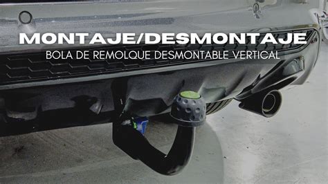 Un coche con una bola de remolque visible