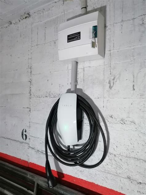Imagen de un Tesla Wall Connector instalado en un garaje