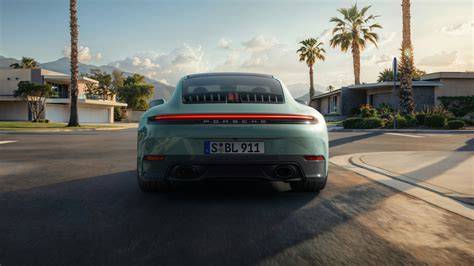 Vista trasera de un Porsche 911 Carrera RS 2.7 Touring