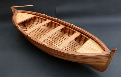 Detalle de tablazón de casco de maqueta de barco