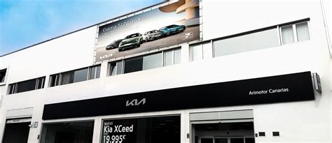 Un concesionario Kia con varios modelos expuestos