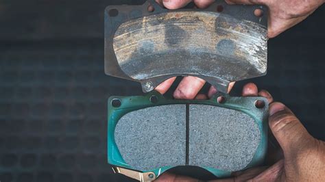 Pastillas de freno desgastadas junto a unas nuevas