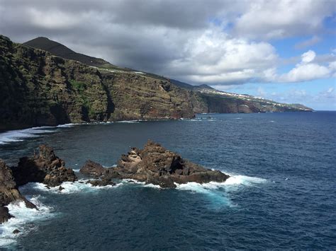 Acantilados de La Palma con el mar Atlántico