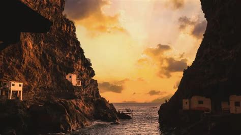 Casas blancas incrustadas en la pared de una cueva junto al mar
