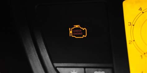 Panel de instrumentos de un Mercedes-Benz con el testigo de fallo motor encendido