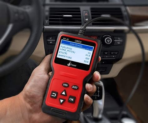 Escáner OBD-II conectado a un puerto de diagnóstico de coche