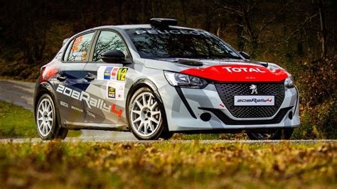 Pilotos en un Peugeot 208 Rally4
