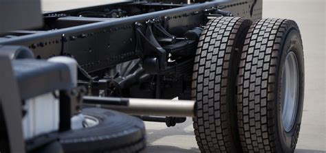 Inspector de la ITV examinando el chasis de un camión