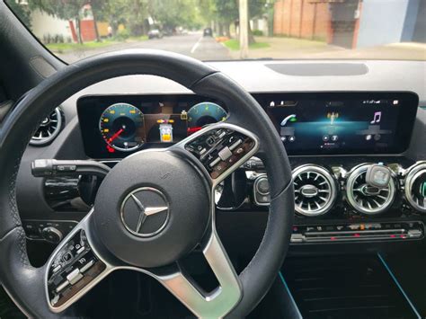Interior del Mercedes-Benz Clase A 200 con pantallas digitales