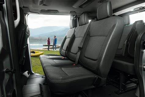 Interior de Nissan Primastar con paneles laterales