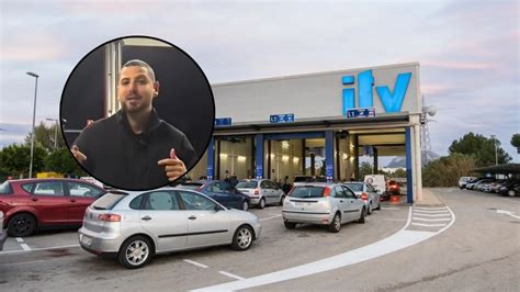 Técnico de ITV revisando un coche