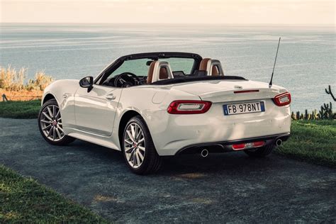 FIAT 124 Spider en carretera revirada
