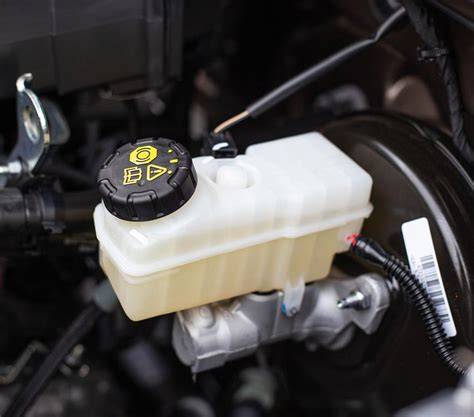 Depósito de líquido de frenos en un motor