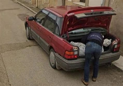 Ilustración de un coche con personas en el maletero, señalando el peligro.