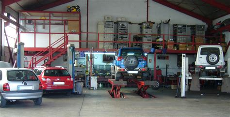 Taller mecánico moderno con herramientas y coches