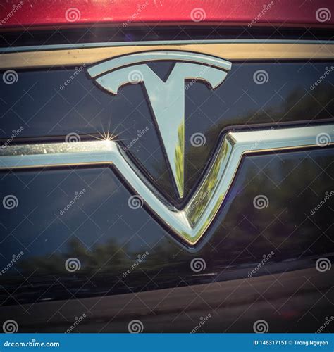 Primer logotipo de Tesla con escudo