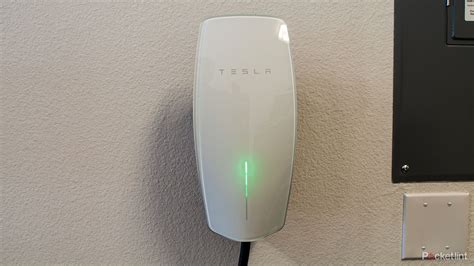 Tesla Wall Connector en un garaje