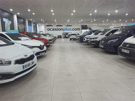 Fachada de un concesionario de coches de segunda mano