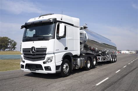 Un Mercedes-Benz Actros moderno en una autopista