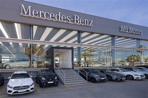 Fachada de concesionario Mercedes-Benz