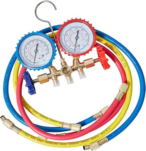 Manómetros de aire acondicionado conectados a un sistema