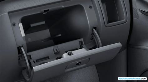 Interior de un Citroën C8 con la guantera abierta mostrando la caja de fusibles