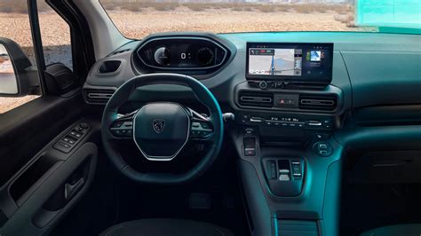 Interior del Peugeot Rifter Long mostrando la disposición de los asientos y la pantalla táctil