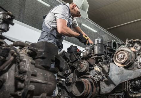Mecánico trabajando en un motor diésel
