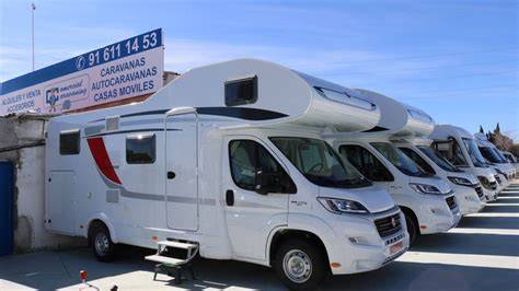 Vehículo turismo con una caravana enganchada