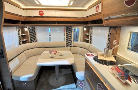 Distribución interior de una autocaravana Rapido con salón face-to-face