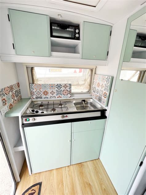 Cocina equipada de una autocaravana Rapido con acabados de alta calidad