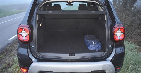 Maletero Dacia Duster con formas cuadradas