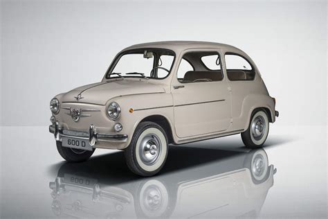 Primer SEAT 600 saliendo de la fábrica