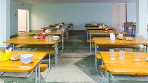 Comedor universitario con mesas y sillas